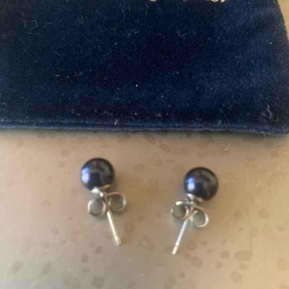 The Danbury Mint, NEW NEVER WORN, Cultured BLACK Pearl stud earrings. - Picture 3 of 6